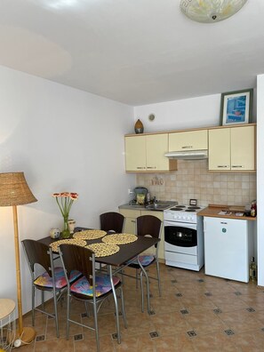 Réfrigérateur, four, plaque de cuisson, bouilloire électrique