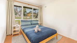 4 bedrooms, iron/ironing board, travel cot, Internet