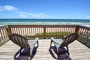 Property grounds - Sundance: Oceanfront 3BR cottage in Surf City, perfect for 10 guests! (Surf City)