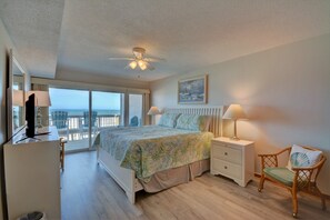 2 bedrooms, WiFi - "Queens Grant B-106" Oceanfront Condo w/ Community Pool and Day Docks (Topsail Beach)
