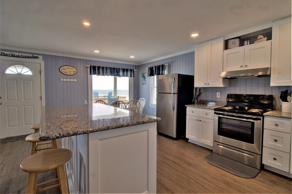 Jääkaappi, mikroaaltouuni, uuni, liesi