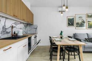 Fridge, oven, stovetop, dishwasher