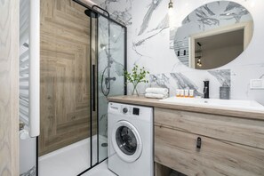 Douche, sĂšche-cheveux, serviettes fournies, shampoing