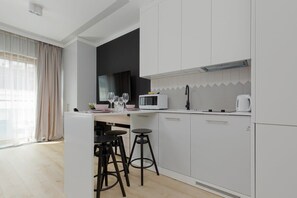 冰箱、微波炉、炉灶、电热水壶