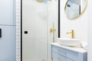 Dusche, Haartrockner, Handtücher