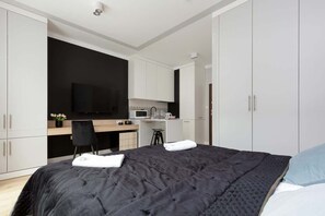 Escritorio, tabla de planchar con plancha, wifi y ropa de cama 