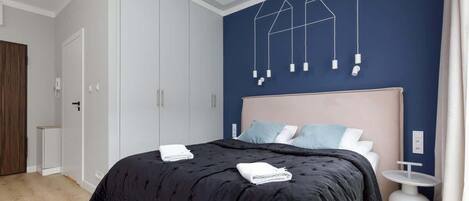 Desk, iron/ironing board, WiFi, bed sheets