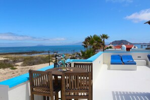 Outdoor dining - Privilege Bay- Villa Eesha-sea view and natural park view. Beach front location. (La Oliva)