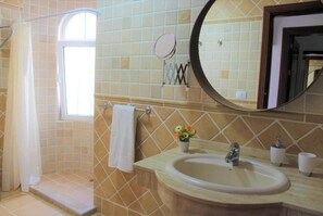 Shower, hair dryer, towels, toilet paper - Privilege Bay- Villa Eesha-sea view and natural park view. Beach front location. (La Oliva)