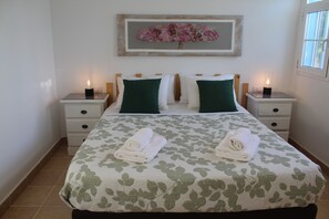 2 makuuhuonetta, tallelokero huoneessa, silitysrauta/-lauta