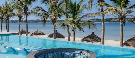 Una piscina al aire libre, tumbonas