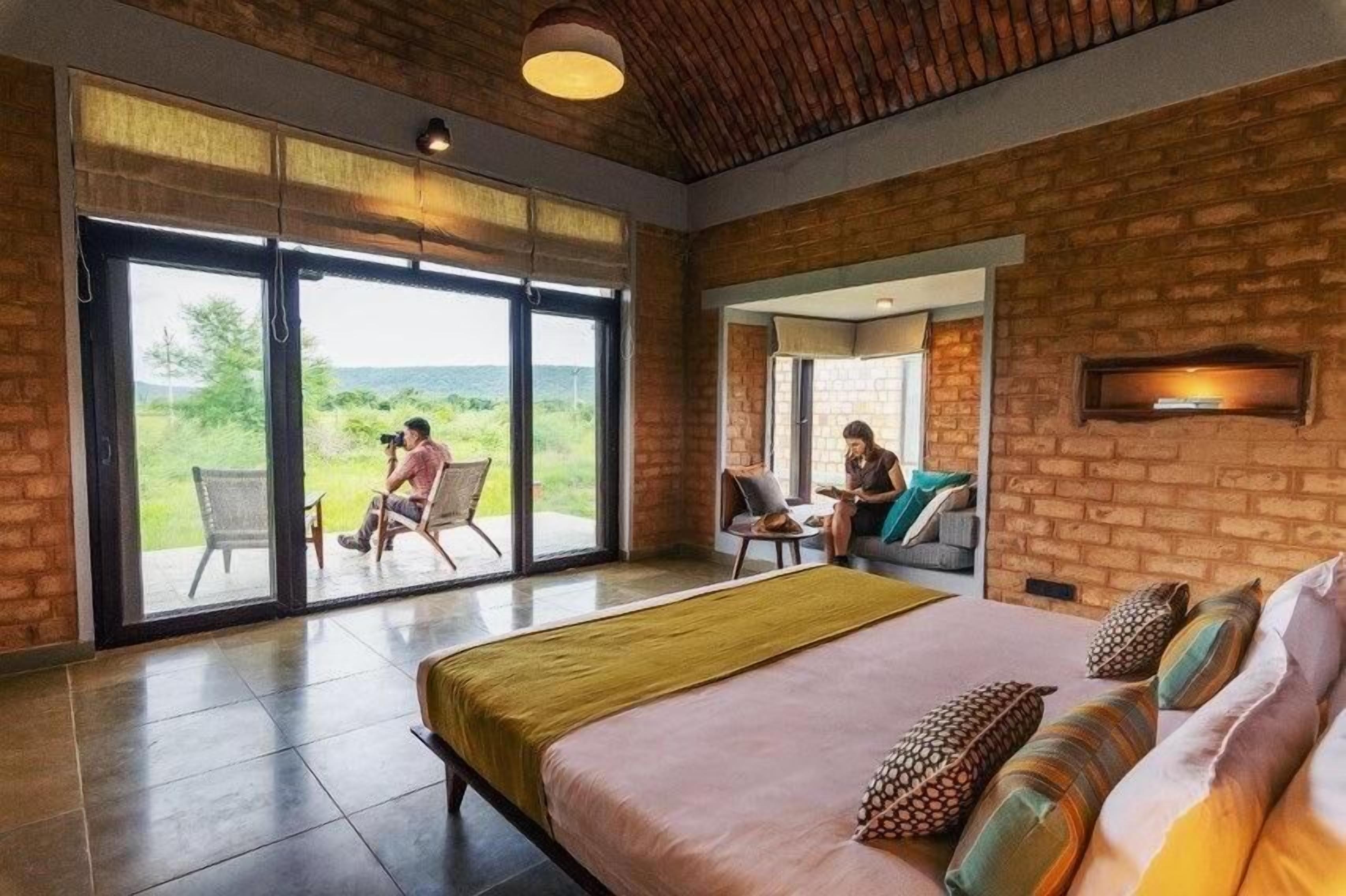 1 bedroom, premium bedding, desk, laptop workspace
