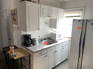 Kjøleskap, ovn, kokeplater og kaffetrakter/tekoker