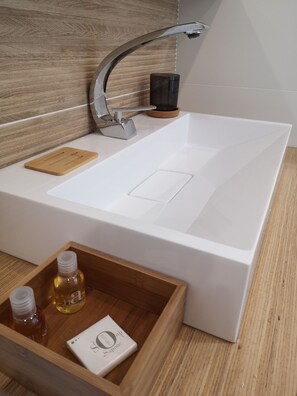 Secadora de cabello, toallas, papel de baño 