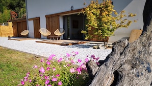 A modern house with a gravel driveway, outdoor seating area, and a large tree. - Chambre La Centrale : private terrace -Heated swimming pool, 5mn from the beach (Soorts-Hossegor)