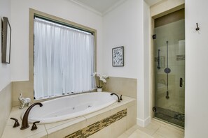 Combined shower/bathtub, jetted bath, hair dryer, towels - Above Hillside Oasis I Pool & Spa I Outdoor Entertaining I Luxury Services (Austin)