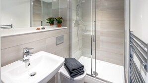 Shower, towels - Inviting 2-bed Apartment in Vilnius (Vilnius)