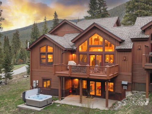 Quandary Mountain Retreat: Hot Tub, 4 Bedrooms, Pool Table, Gas Grill