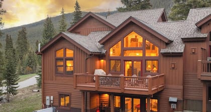 Quandary Mountain Retreat: Hot Tub, 4 Bedrooms, Pool Table, Gas Grill