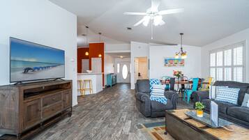 Una Smart TV, un reproductor de DVD, libros