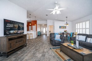 Smart TV, DVD player, books - 3BR Beach Home | Golf Cart & Private Yard w Grill (Destin)