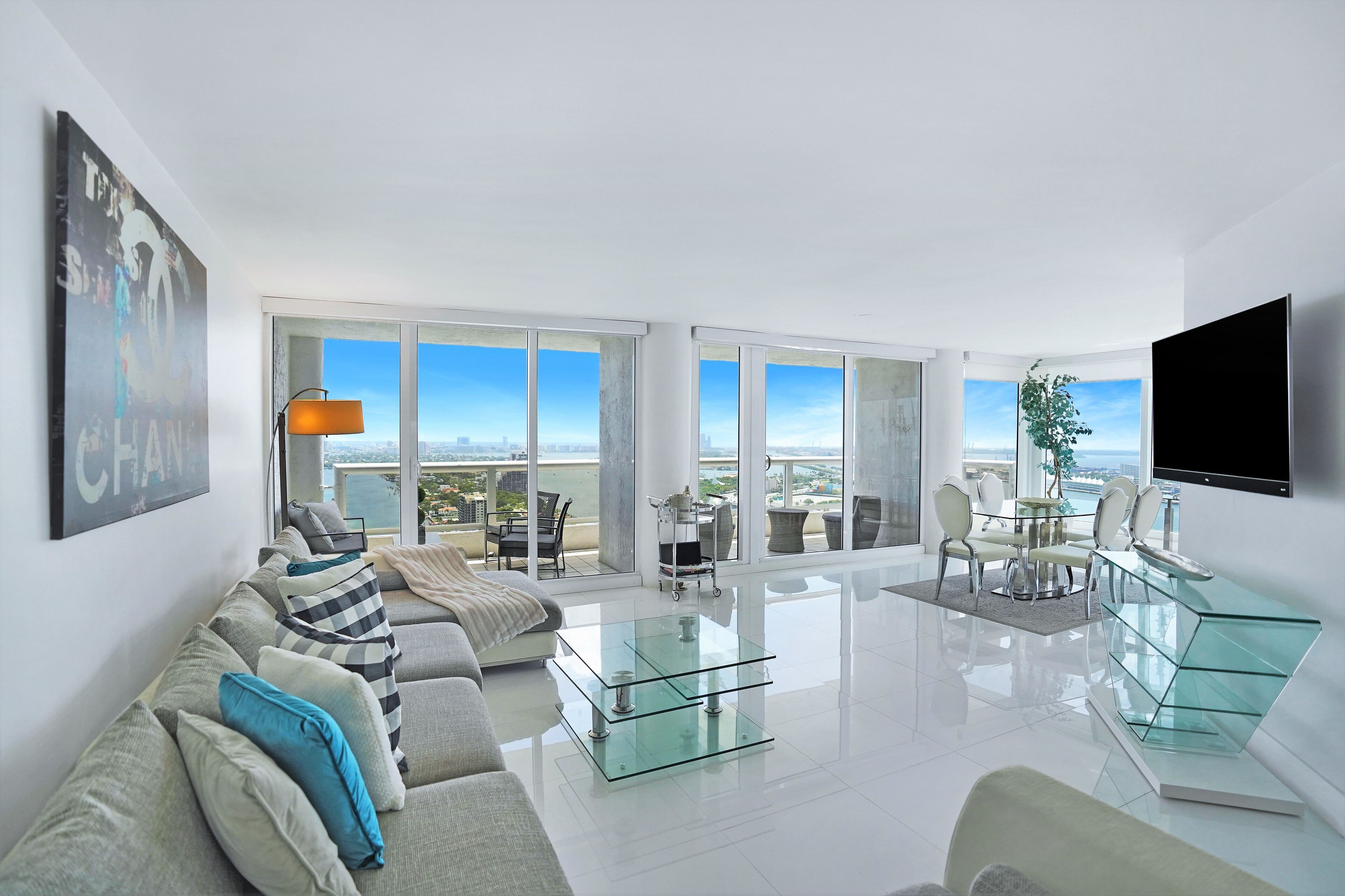 Baywatch Penthouse! Renovated 3 Bedroom Penthouse, Panoramic Water Views!