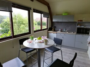 Kühlschrank, Mikrowelle, Herdplatte, Wasserkocher mit Kaffee-/Teezubehör