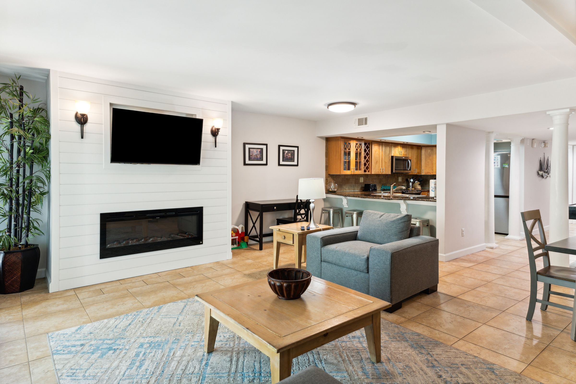 Beautiful Upgraded Summer Villa, Only Steps off the beach