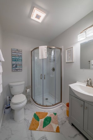 Shower, hair dryer, towels, shampoo - Orange Crush II - Chesapeake Properties (Cape Charles)
