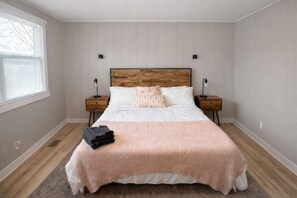 3 bedrooms, iron/ironing board, travel crib, free WiFi - Delightful Cottage•Pet Friendly•Fenced Yard (Rehoboth Beach)