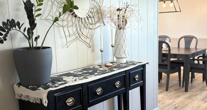 Charming Cottage; Fenced Backyard; Pet Friendly