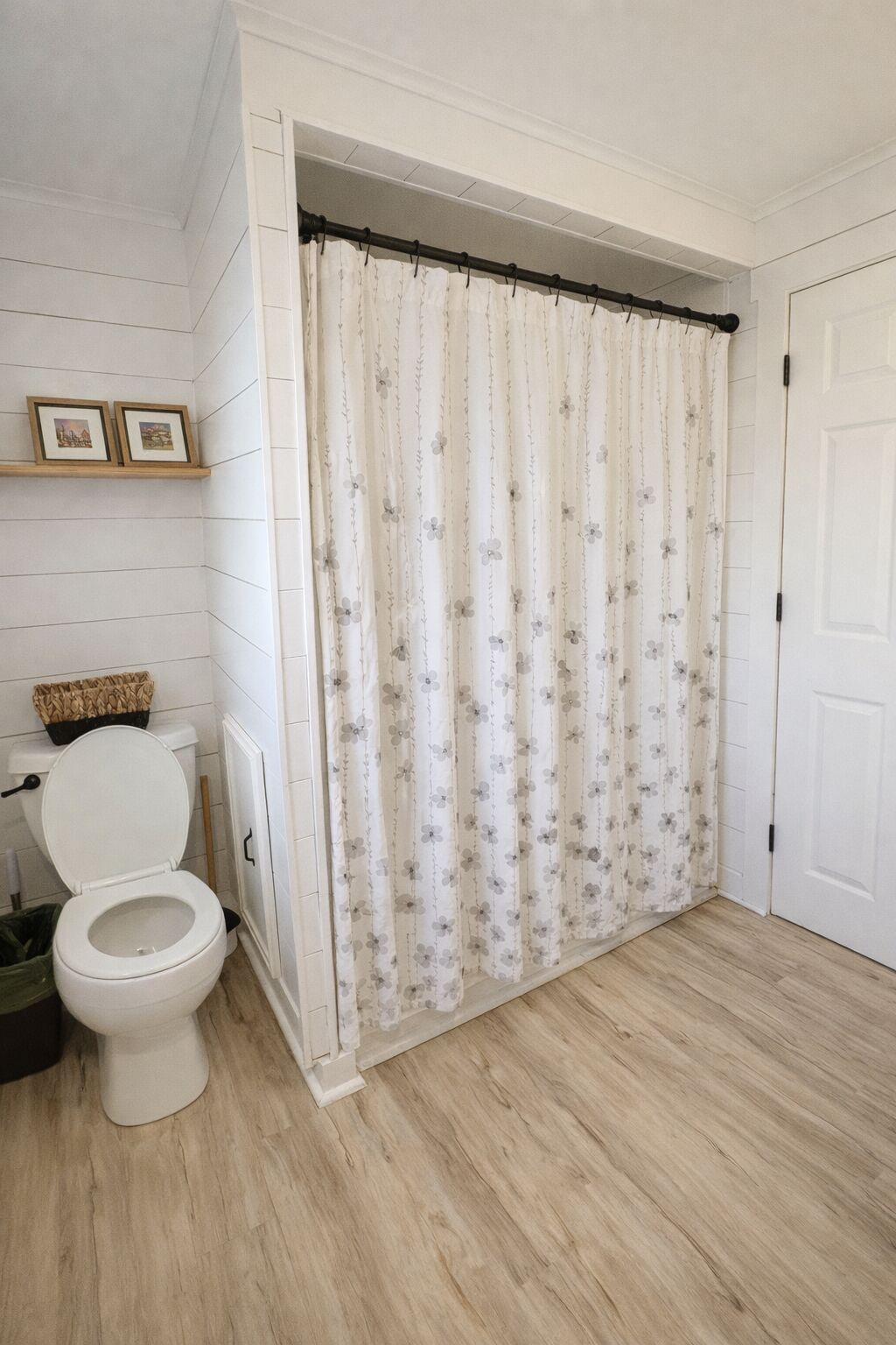 Dusj, hårføner, håndklær og såpe