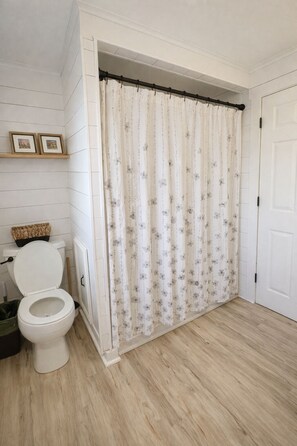 Shower, hair dryer, towels, soap - Delightful Cottage•Pet Friendly•Fenced Yard (Rehoboth Beach)
