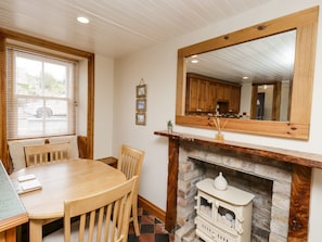 Refrigerador, tetera/pava eléctrica, tostadora, utensilios de cocina