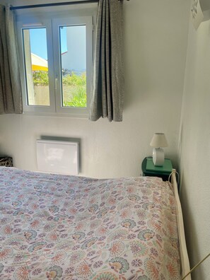 2 bedrooms, iron/ironing board, free WiFi