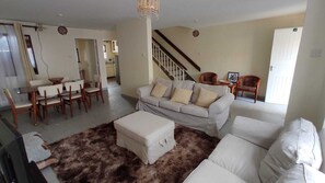 Smart TV, streaming services - Spacious 3Bedroom House Masionette, 10mins from JKIA Airport Nairobi. (Nairobi)