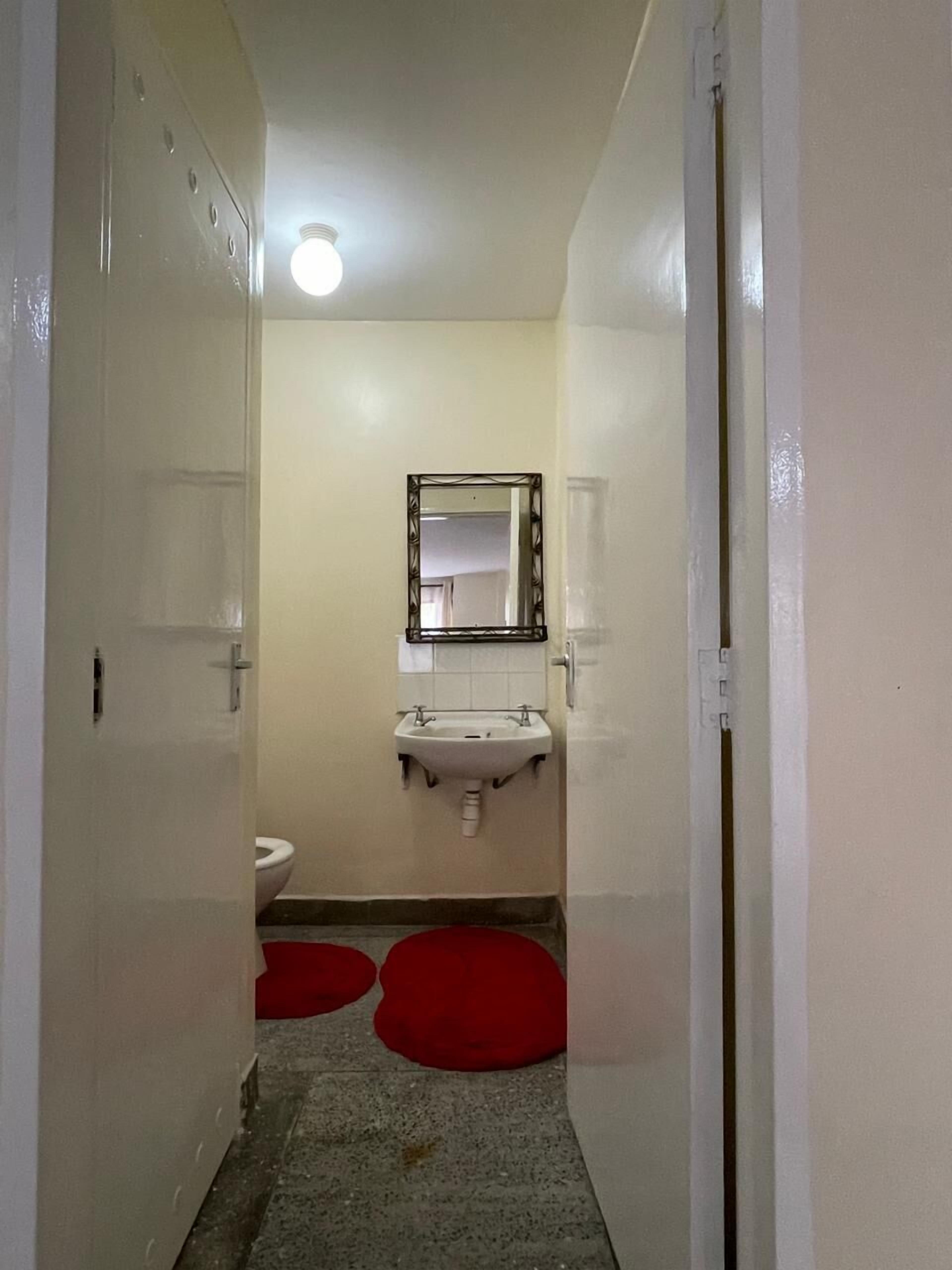 Ensemble douche/baignoire, serviettes fournies, savon, papier toilette