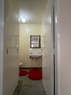 Combined shower/bathtub, towels, soap, toilet paper - Spacious 3Bedroom House Masionette, 10mins from JKIA Airport Nairobi. (Nairobi)