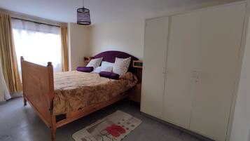 3 Schlafzimmer, laptopgeeigneter Arbeitsplatz, Bügeleisen/Bügelbrett