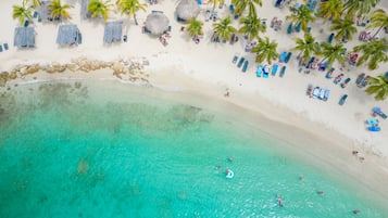 På stranden, solsenger og strandhåndklær