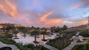 A resort with a pool area, palm trees, and a sunset view. - Beachfront, sea view 3 BDR luxury The Shore @ Blue Bay Beach and Golf Resort (Willemstad)
