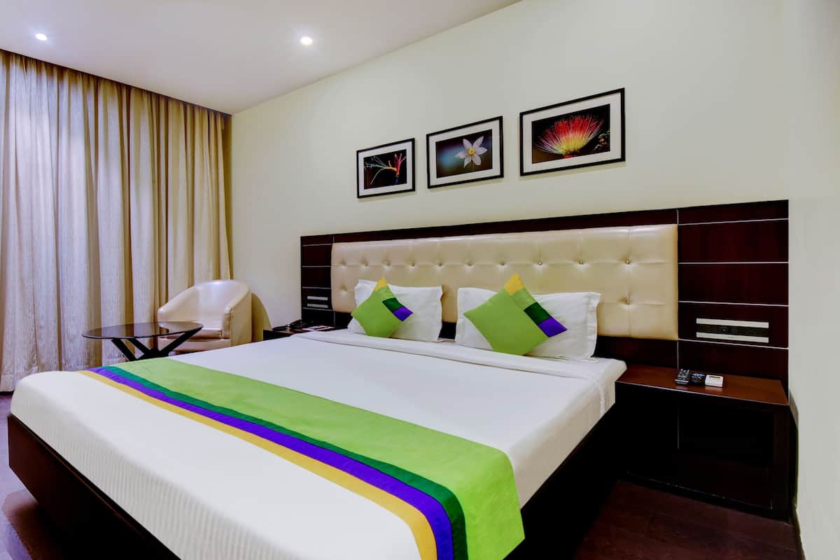 Deluxe Double Room | Desk, iron/ironing board, bed sheets