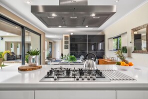 Fridge, microwave, oven, stovetop - Spectacular, Designer 5-Star Villa! Luxury Awaits (Noord)