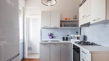 Kühlschrank, Mikrowelle, Ofen, Geschirrspüler