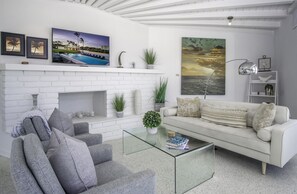 Smart TV, fireplace, books, stereo - Oceanfront July 4 | Private Beach & Pool | 3 Acres (Islamorada)