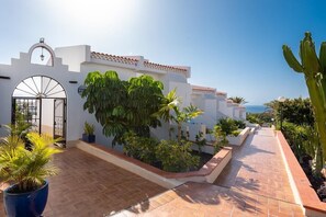 Property grounds - The Deluxe One Bedroom Ocean View Apartment (Costa Adeje)