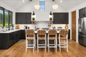 雪櫃、微波爐、焗爐、爐具