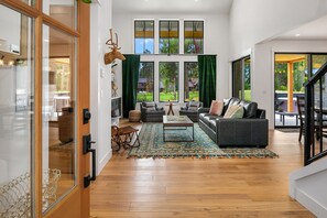 Smart-tv, eldstad, tv-spel och ett bordtennisbord