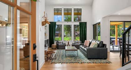 Luxurious Golf Course Stunner! Outdoor TV/Fireplace-Hot Tub-Pet Friendly!