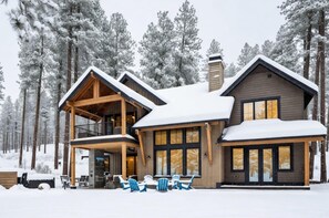 Exterior - Luxurious Golf Course Stunner! Outdoor TV/Fireplace-Hot Tub-Pet Friendly! (Cle Elum)